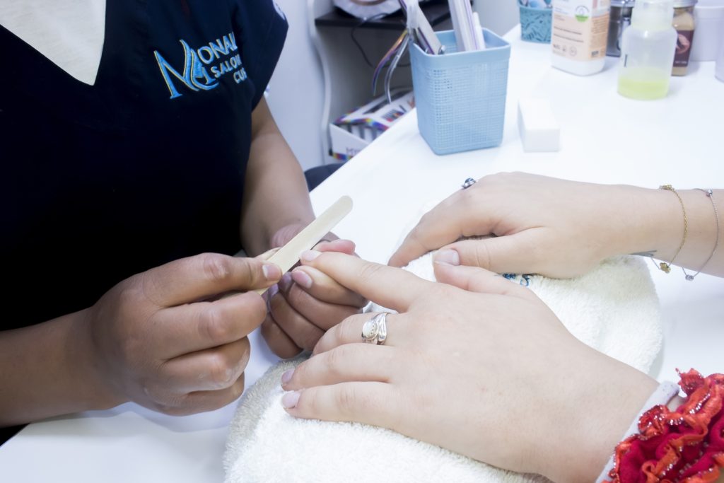 Baño de parafina en manicura clásica