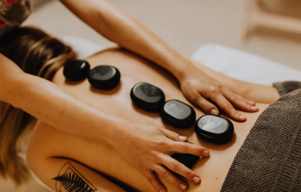 Masaje de hierbas curativas con piedras calientes