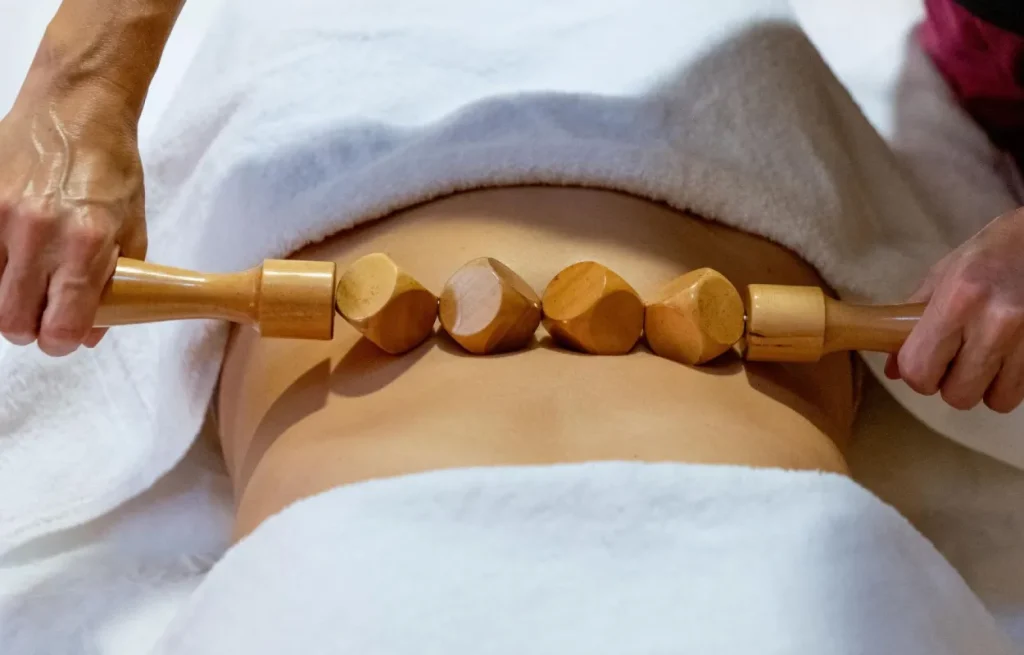 Masaje con terapia de madera